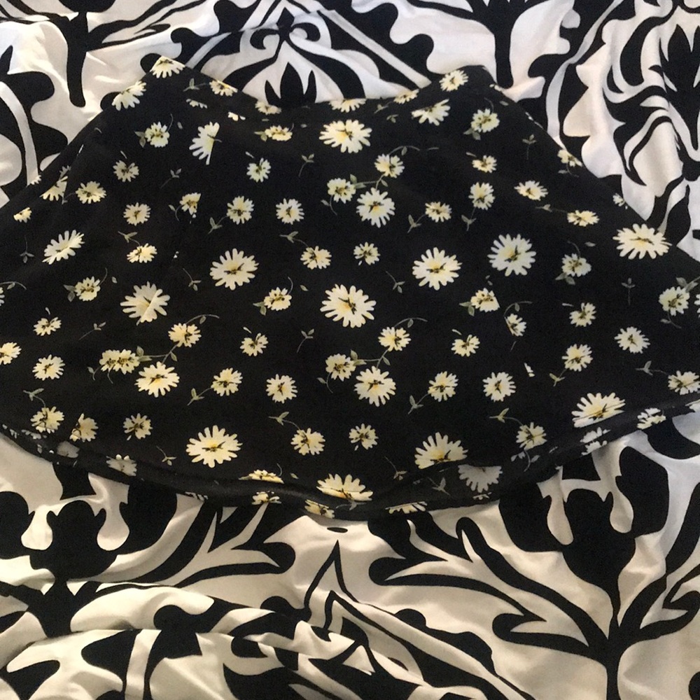 Black skirt with flowers🌻
